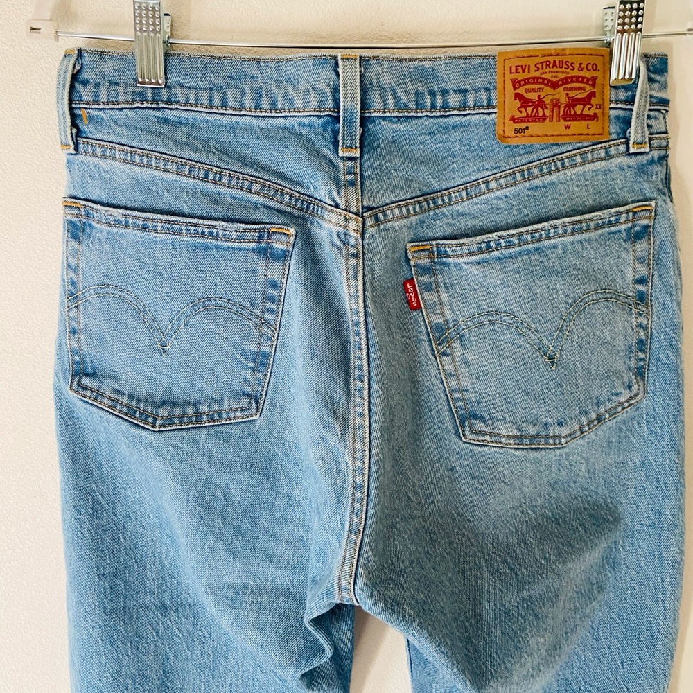 Levi's 501 Classic Blue Jeans Button Fly Straight Light Wash Size W 28 L 32